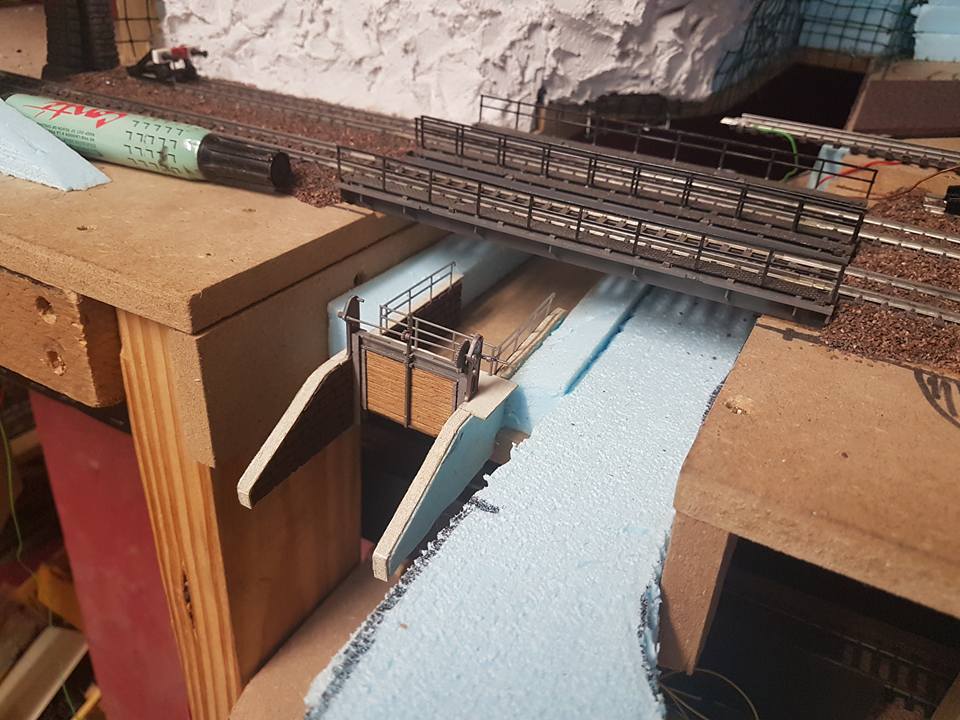 Sluis in aanbouw (2): Jowie Fordman bouwt in zijn modelbaan een sluis in de rivier